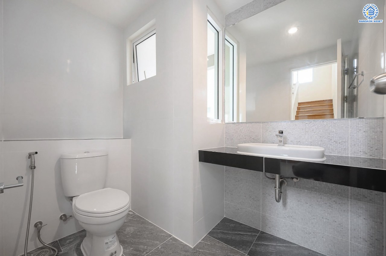 บ้านมือสองตกแต่งใหม่ โครงการ ปริญญดา ปิ่นเกล้า-พุทธมณฑลสาย 2 หลังมุม เนื้อที่ 104.5 ตร.ว.พื้นที่ใช้สอย 197.8 ตร.ม. ฟังก์ชัน 3 ห้องนอน 5 ห้องน้ำ 1 ห้องแม่บ้าน จอดรถได้ 2 คัน บนทำเลเดินทางสะดวก เชื่อมต่อ ถ.พุทธมณฑลสาย 2 ใกล้ทางคู่ขนานลอยฟ้าบรมราชชนนี, เซ็นทรัลปิ่นเกล้า และ ม.มหิดล